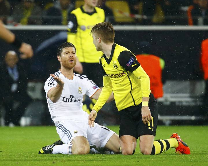 Real Madrid's Alonso reacts in front of Borussia Dortmund's Reus during their Champions League quarter-final second leg soccer match in Dortmund